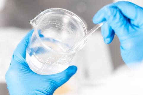 Filtration stérilisante d’eau micellaire avant conditionnement