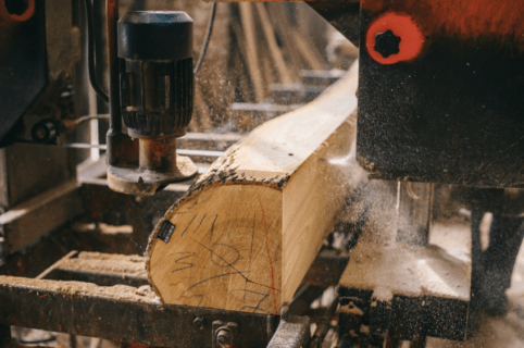 Les manches de dépoussiérage sont-elles utilisables pour traiter les poussières de bois ou les poussières métalliques ?