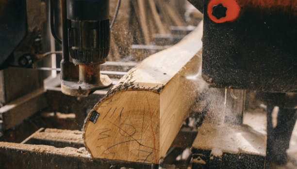 Les manches de dépoussiérage sont-elles utilisables pour traiter les poussières de bois ou les poussières métalliques ?